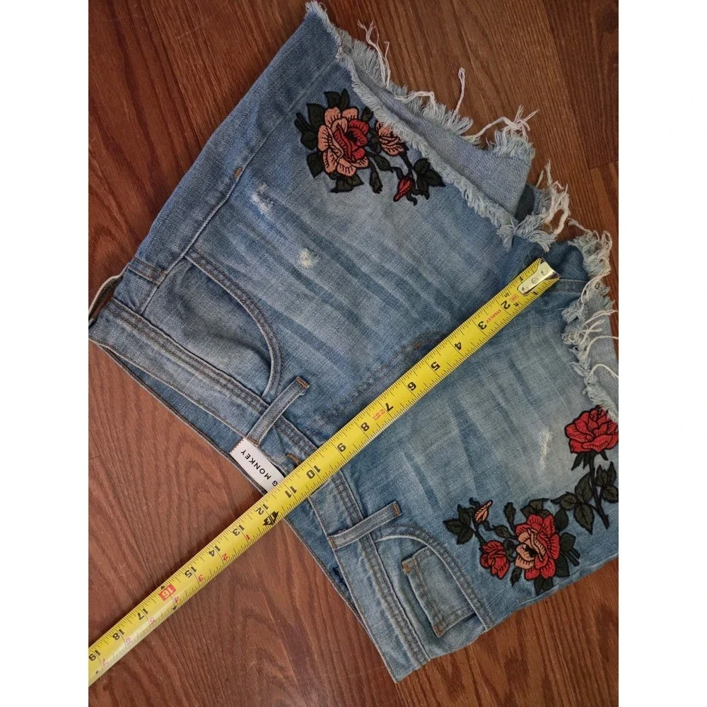 Flying Monkey Womens Embroidered Rose Denim Shorts Light Wash Cut Off Size 28